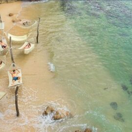 Personas en Hamacas a la orilla de la playa
