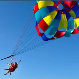 Dos personas volando en paracaidas