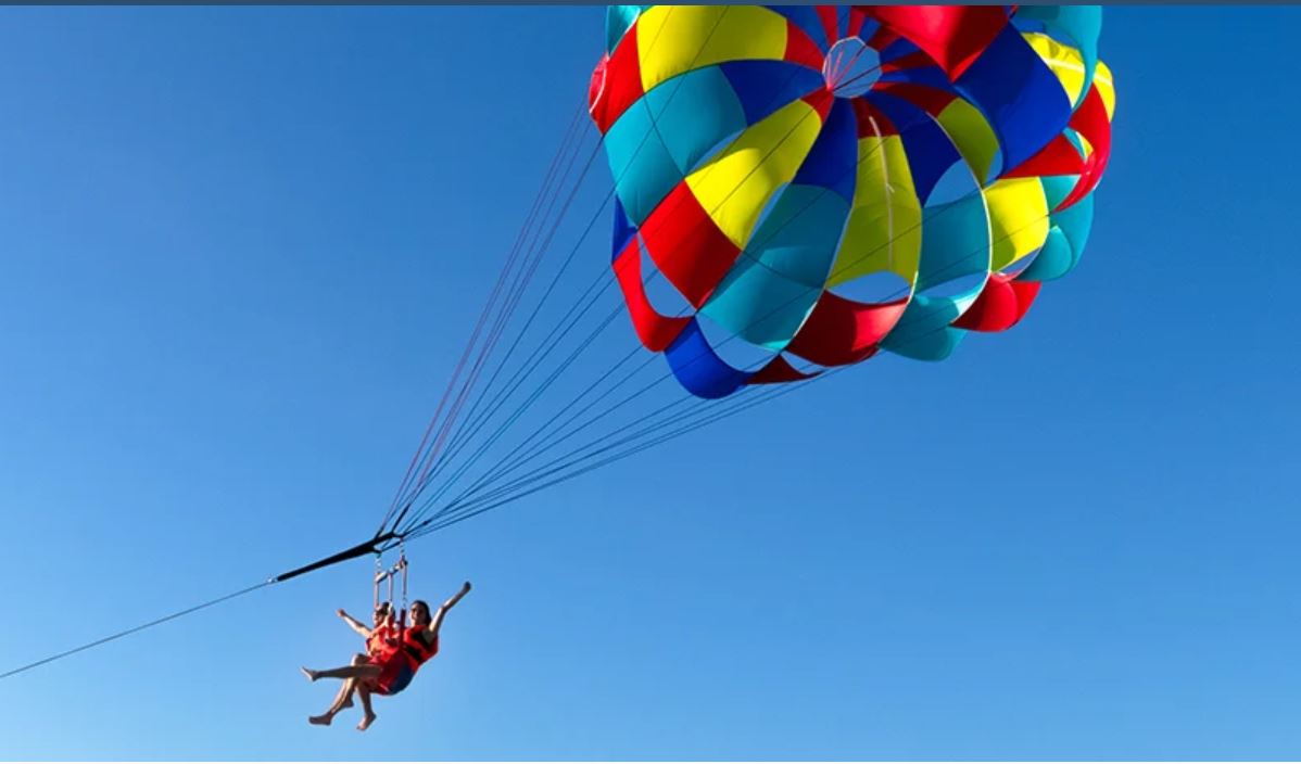 Dos personas volando en paracaidas