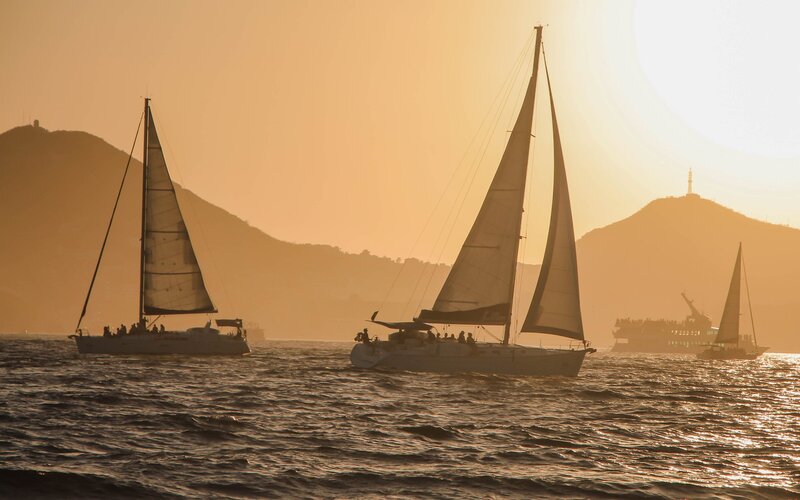 Velero al atardecer