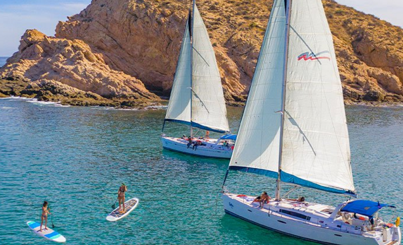 Veleros en la bahia en los cabos