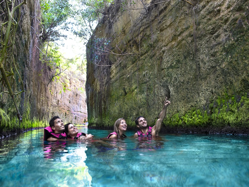 Personas en rio con chaleco salvavidas en Xcaret