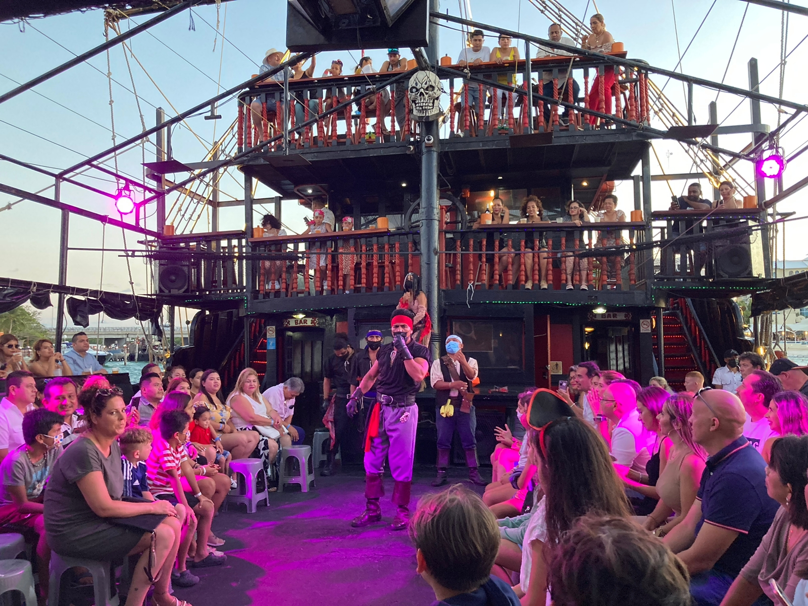 Pasajeros sentados durante show en barco pirata