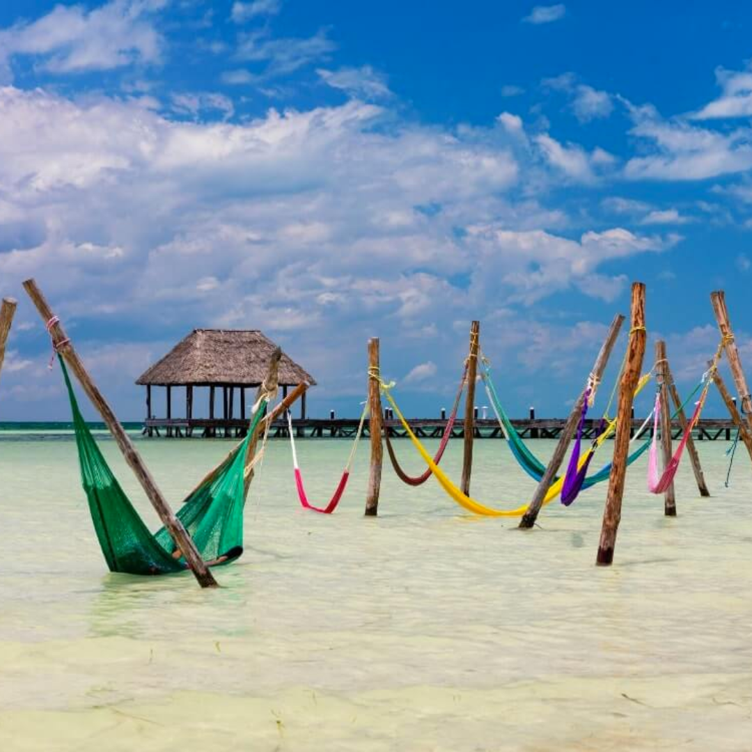 Orilla del mar con hamacas, imagen tipica de Holbox