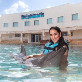 Mujer con delfín