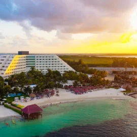 Paquete Oasis Palm Cancún desde Monterrey: Vuelo + Hotel +Traslado
