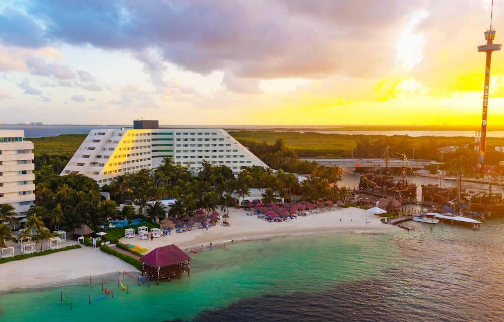 Paquete Oasis Palm Cancún desde Monterrey: Vuelo + Hotel +Traslado